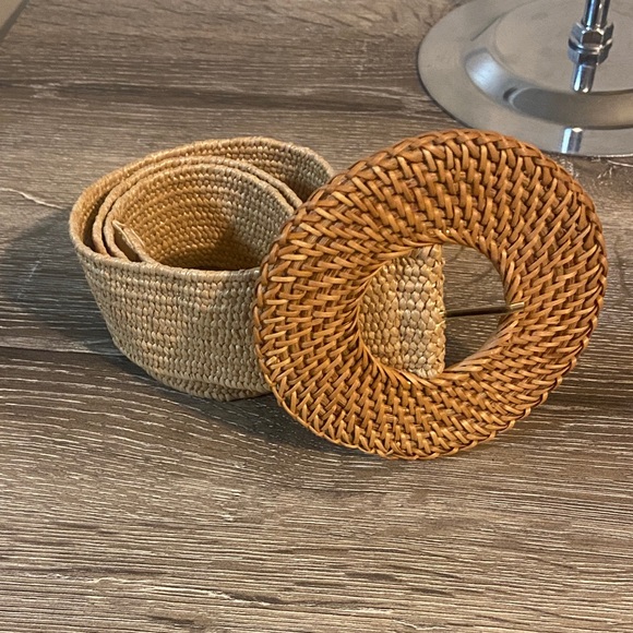 Walker and Wade Accessories - Woven Natural Straw Belt with Round Buckle - Tan